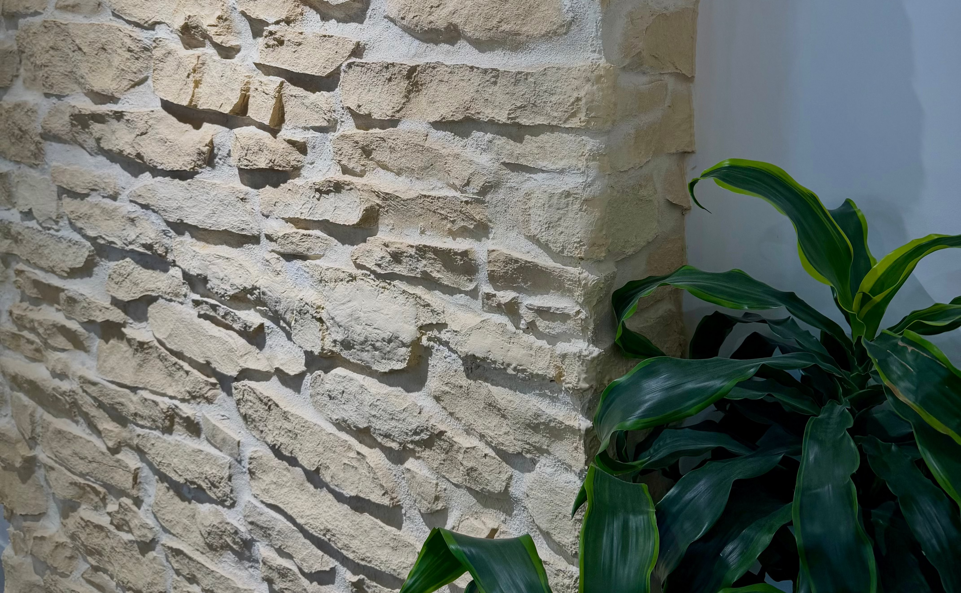 RUBBLE STONE EXTERNAL CORNER FIREPLACE